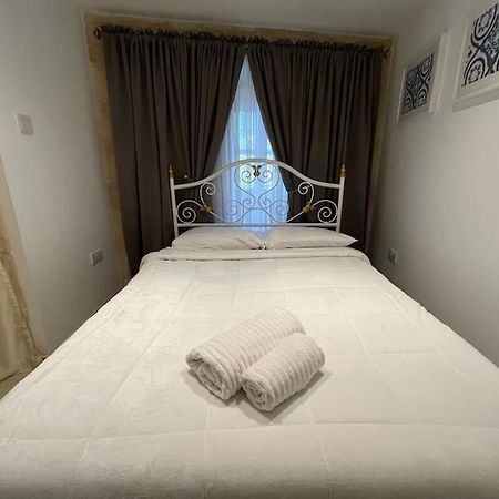 Charming 200 Year Old Cottage With Yard Zabbar Экстерьер фото