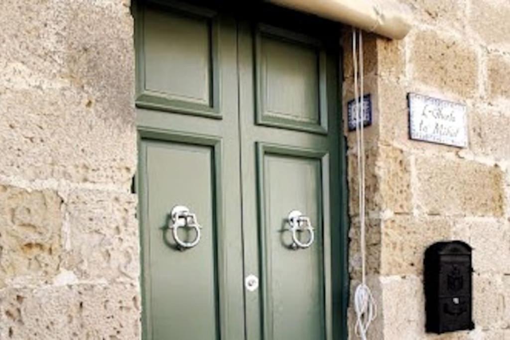 Charming 200 Year Old Cottage With Yard Zabbar Экстерьер фото