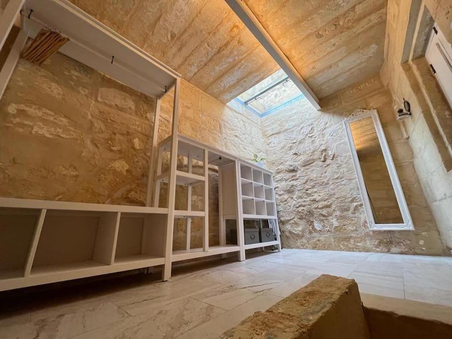 Charming 200 Year Old Cottage With Yard Zabbar Экстерьер фото